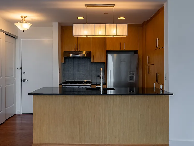549 Borden Ave #8J — Photo 2