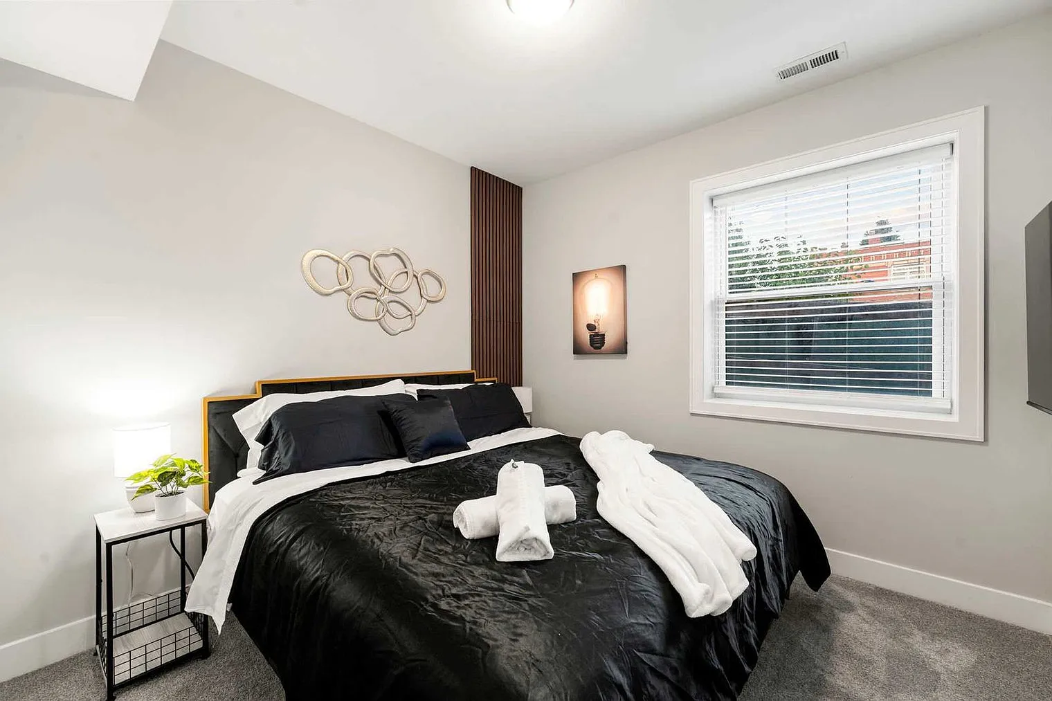 2 bed, 2.0 bath, 990 sqft, $4,564 — Photo 4