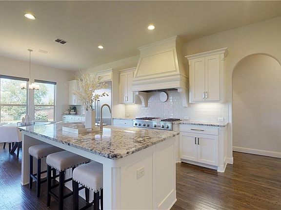 4th image of 2411 Fountain Dr