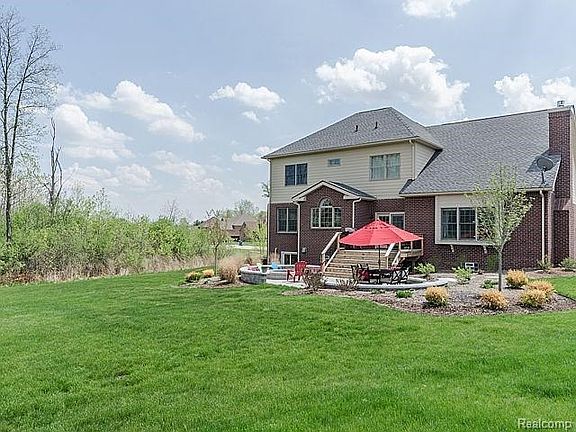 5th image of 2402 Woodview Ln