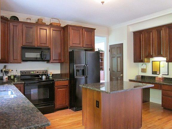3rd image of 380 Longford Dr