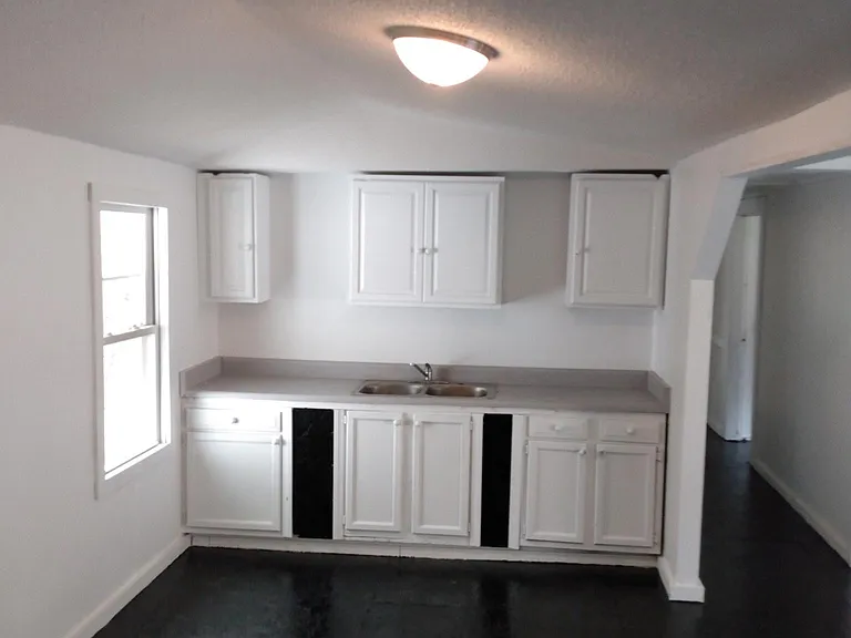 562 Anthony Rd — Photo 2