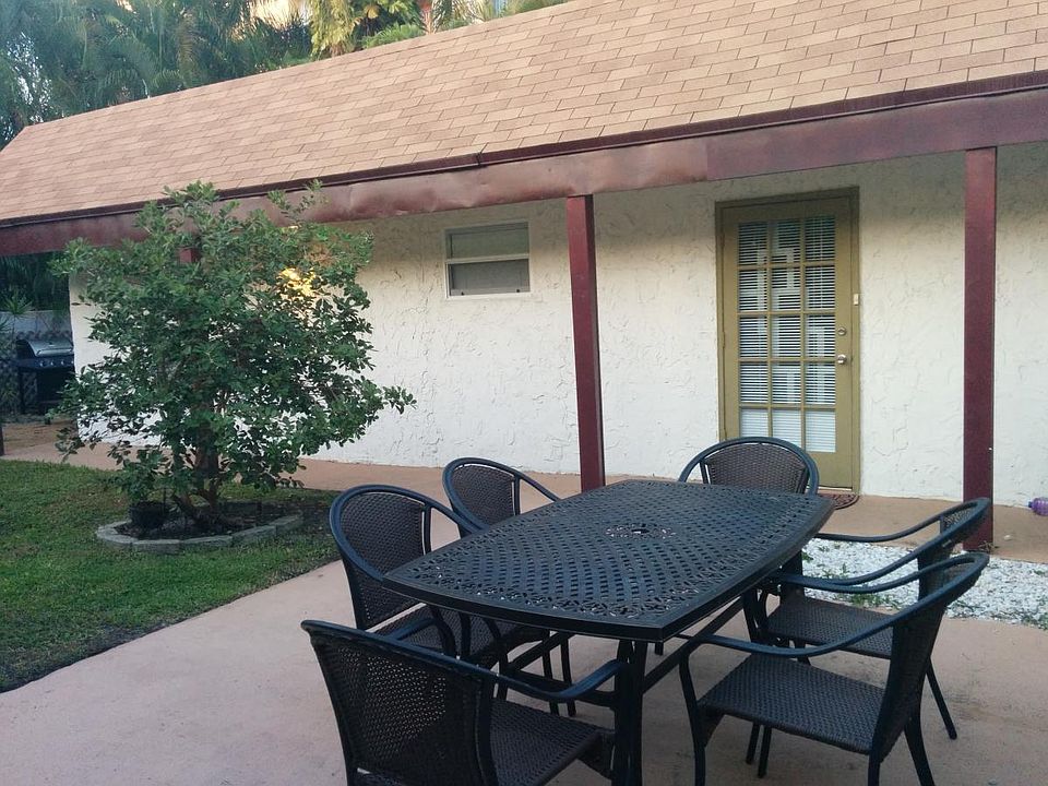 Private Fenced Tropical Yard and Patio