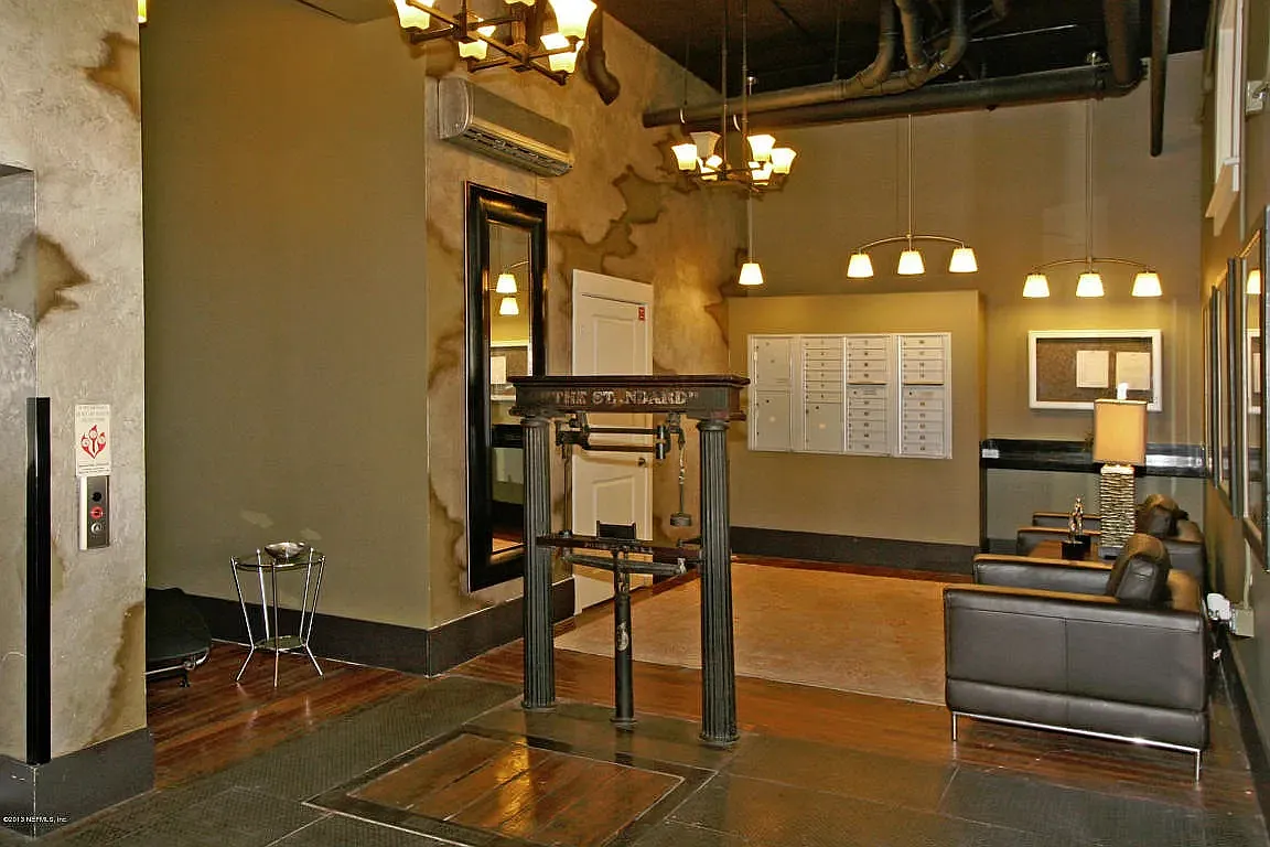Building Photo - 301 E Bay St #205