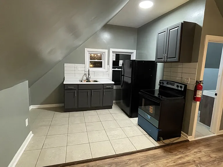 377 S 10th St #3 — Photo 3