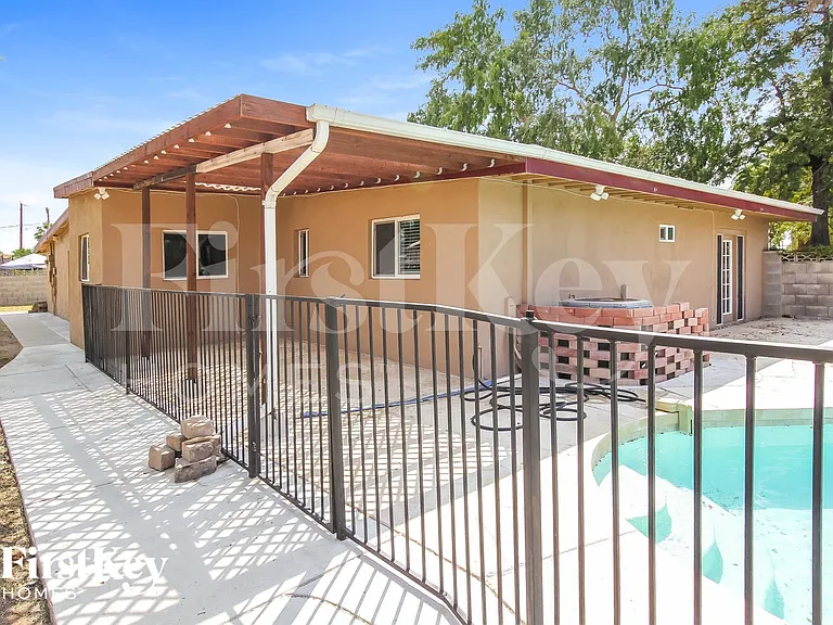 2028 W Schell Dr — Photo 15