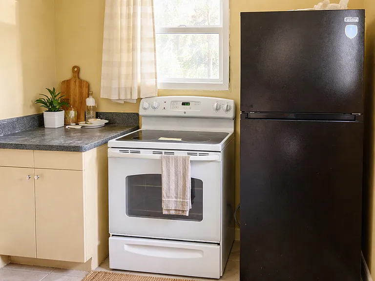 518 N Tamarind Ave — Photo 2