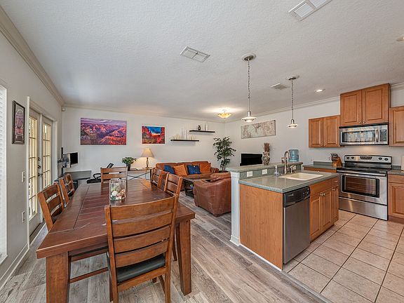 5th image of 402 S Willow Ave APT A