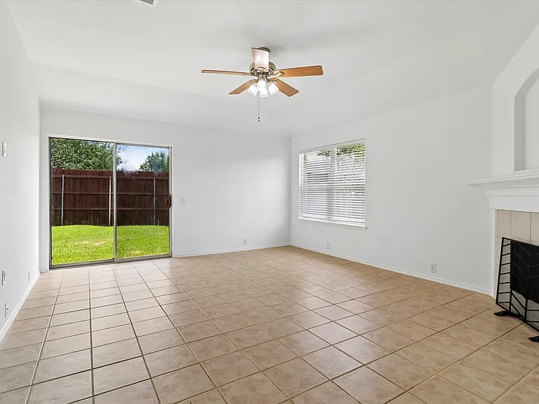 3300 Creekwood Dr — Photo 9