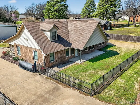 313 N 6th St, Chouteau, OK 74337