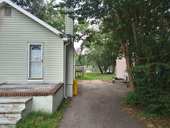 2nd image of 1704 Twickenham Rd