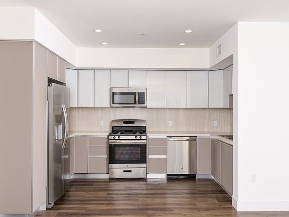 5th image of 850 Wilcox Ave #102