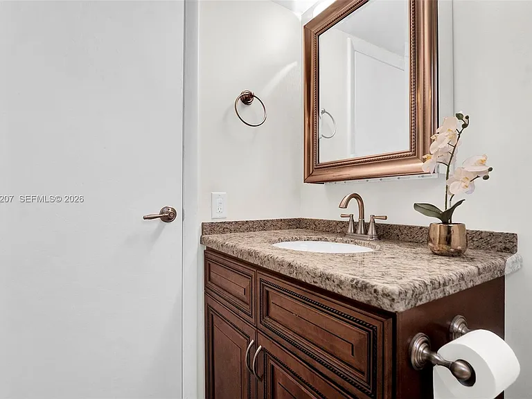 410 SE 2nd St #220 — Photo 16