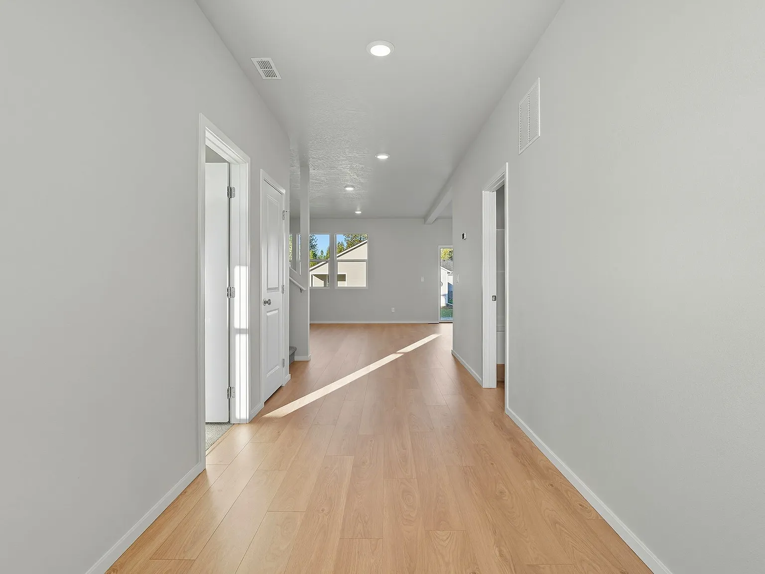 4 bed, 2430 sqft, $2,895 — Photo 4