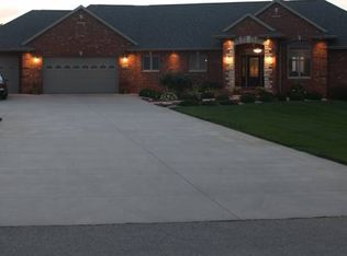 15199 Sundown Ridge Ct, Dubuque, IA 52002