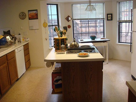 Kitchen (new cork floor!)