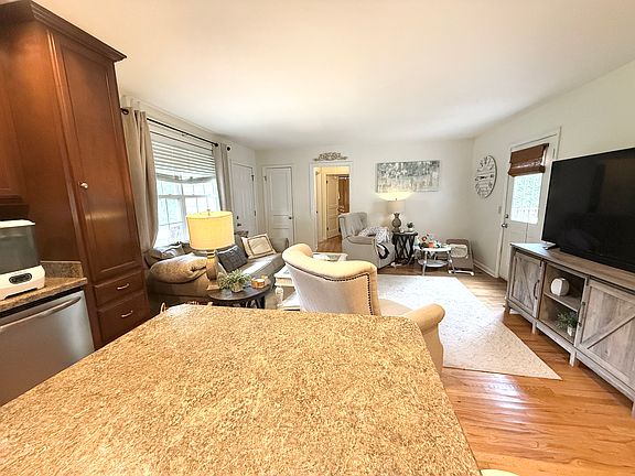 4th image of 2080 Whitney Ave