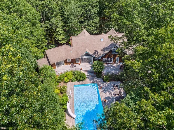 10 Beechwood Ct, East Hampton, NY 11937