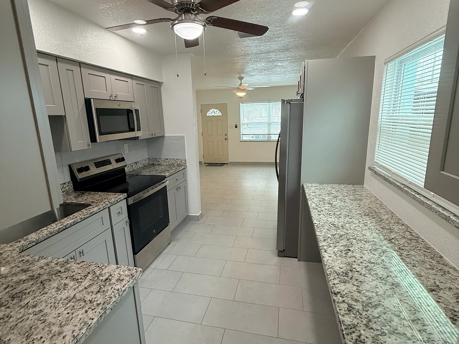 3 bed, 1100 sqft, $2,100 — Photo 4