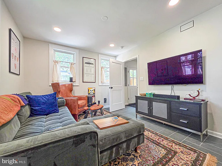 302 E Custis Ave #A — Photo 12