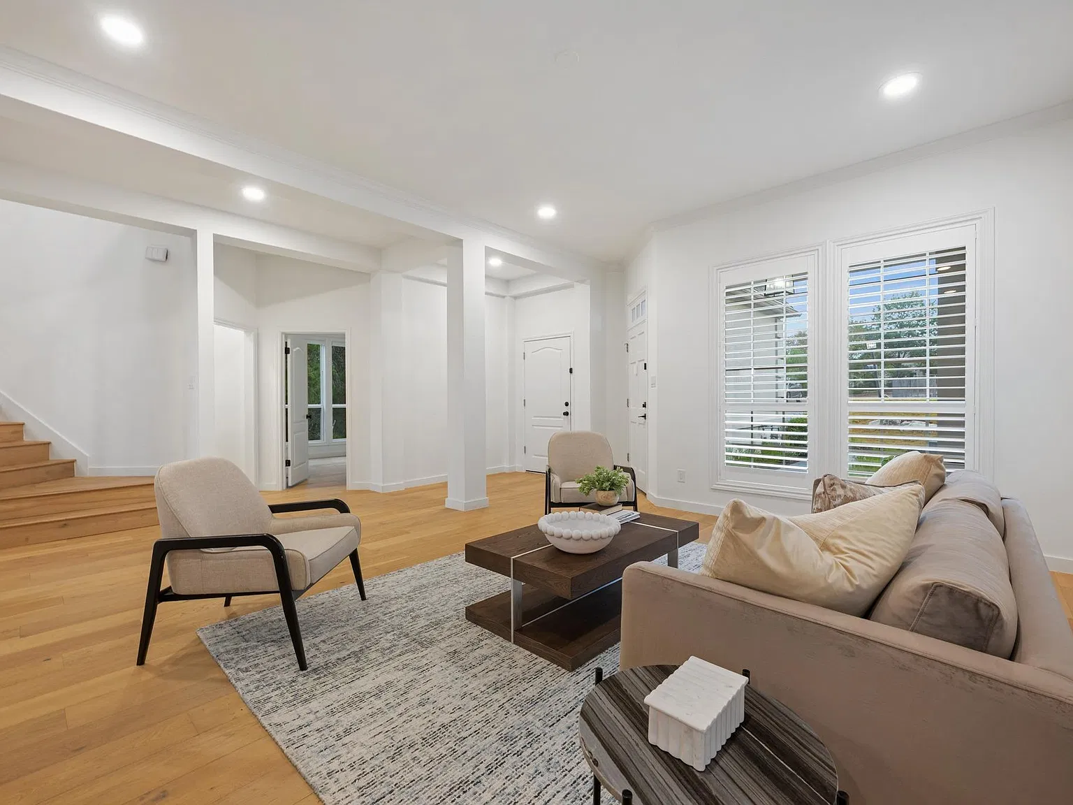 4 bed, 3.0 bath, 3849 sqft, $6,000 — Photo 4