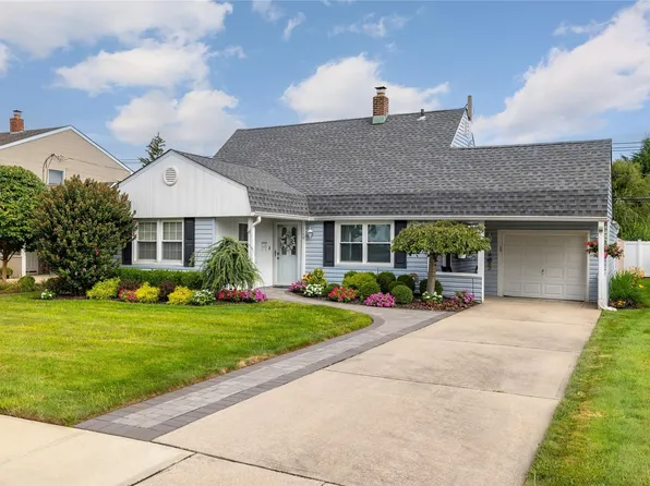 149 Bluespruce Road, Levittown, NY 11756