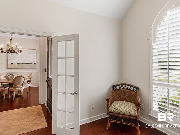 5th image of 225 Royal Ln
