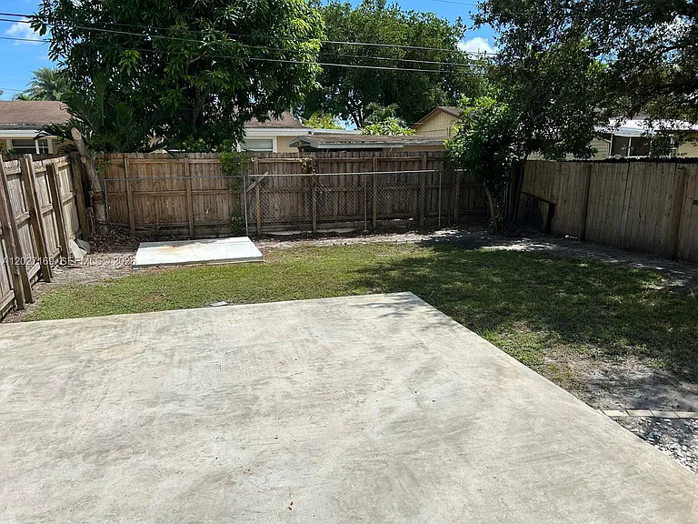 1923 SW 99th Ter — Photo 7