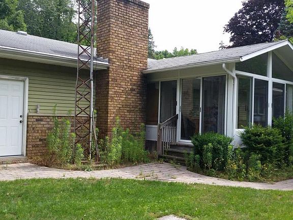 5th image of 32327 Center St