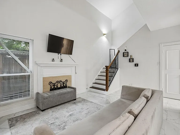 2601 Augusta Dr #14 — Photo 2