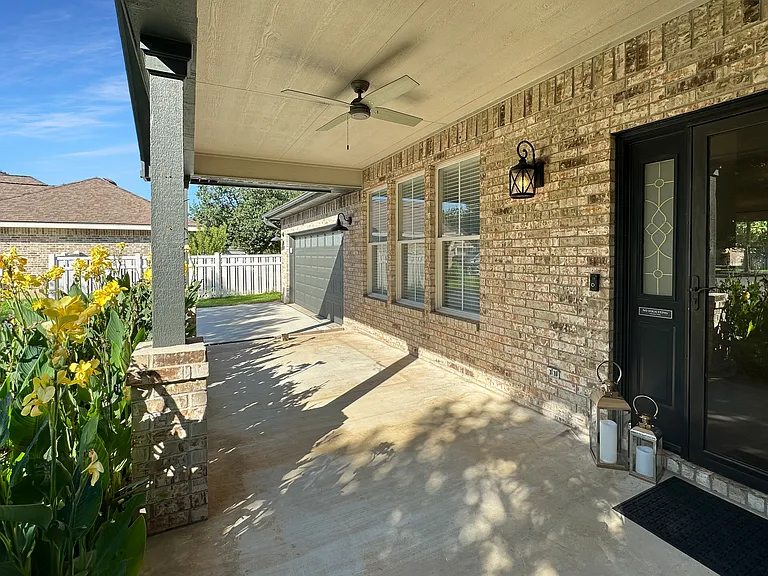 1415 Azalea Ln — Photo 3