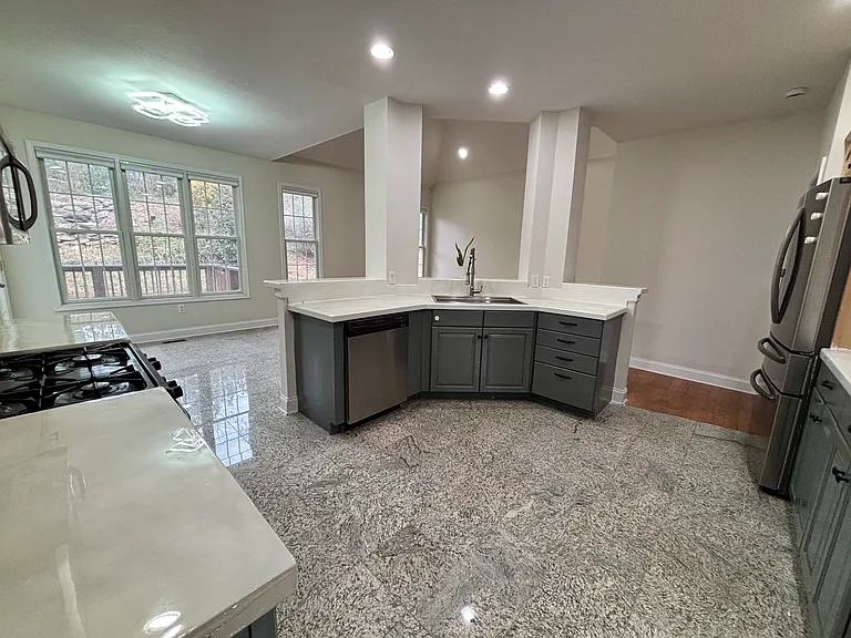 221 Rothesay Ln — Photo 9