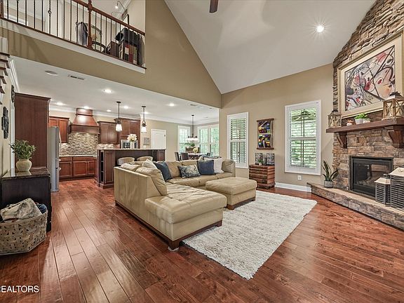 3rd image of 1155 Front Royal Ln