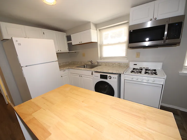 17 E Centre St #6 — Photo 4