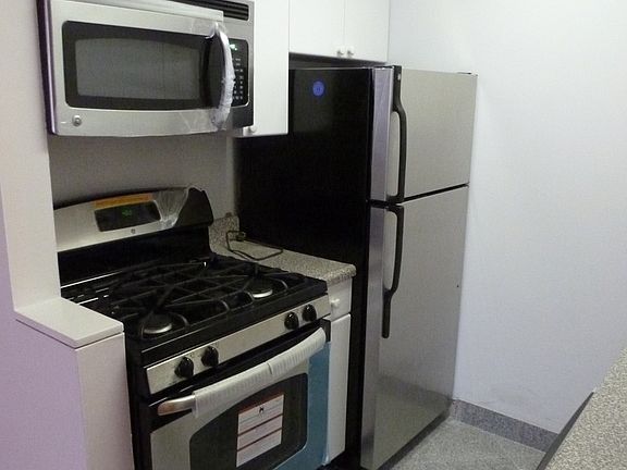 3rd image of 330 W 56th St APT 11L