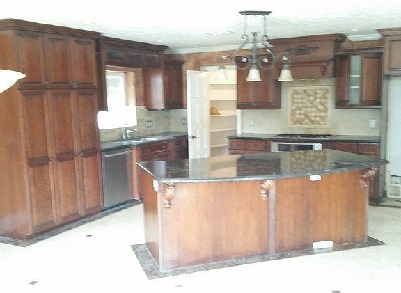 4th image of 2424 San Antonio Cres W