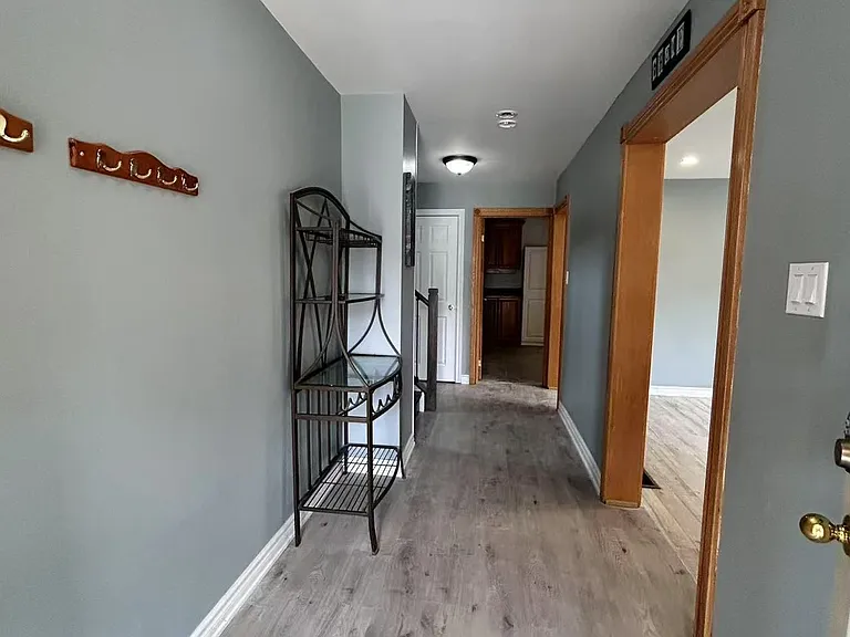 795 Pam Cres — Photo 2