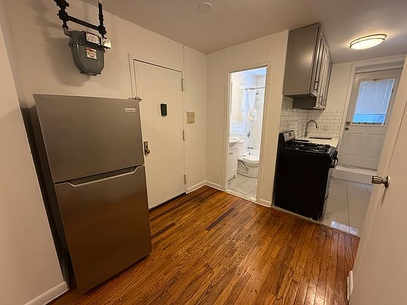 3rd image of 160 Orchard St APT 1R