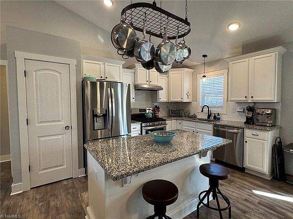 4th image of 489 Twin Creeks Dr