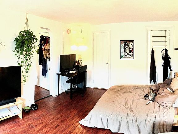3rd image of 140 Saint James Pl APT 2R