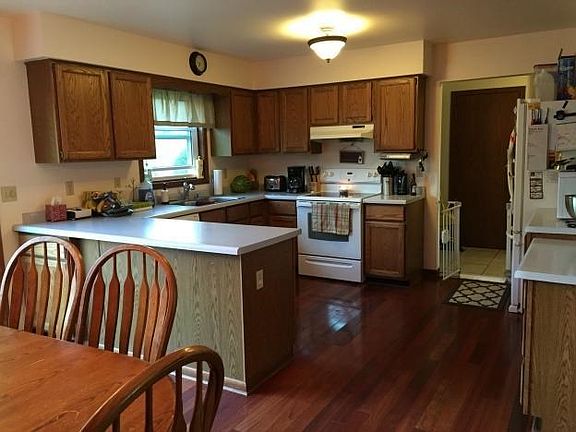 Large Eat-In Kitchen