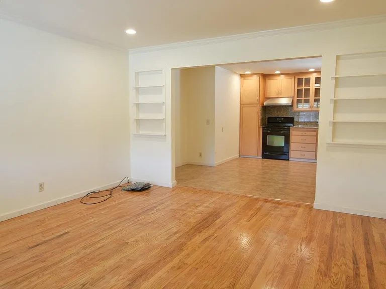 4453 McKinnon Dr — Photo 3
