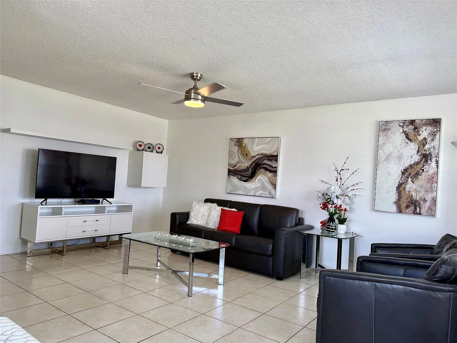 2 bed, 1.5 bath, 828 sqft, $2,500 — Photo 3