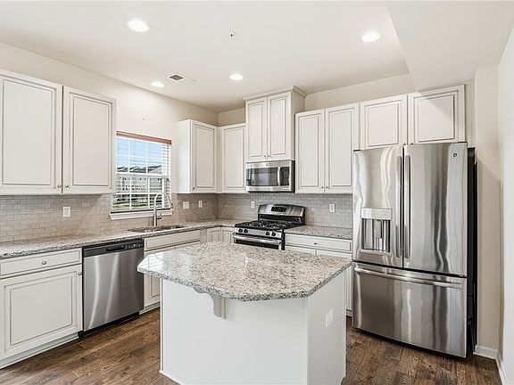 3rd image of 703 Shelley Ln