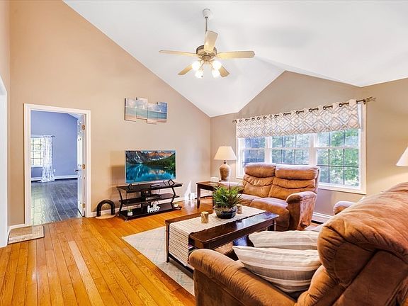 4th image of 38 Hereford Ln
