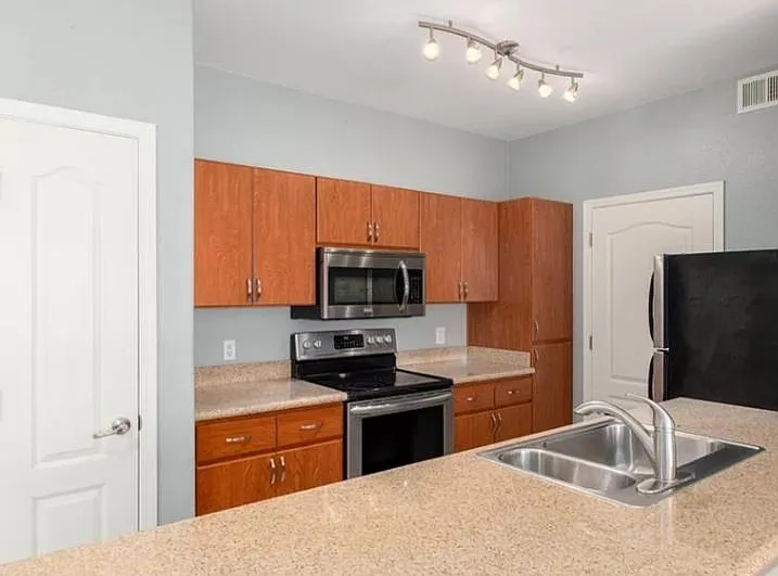 1 bed, 760 sqft, $1,300 — Photo 2