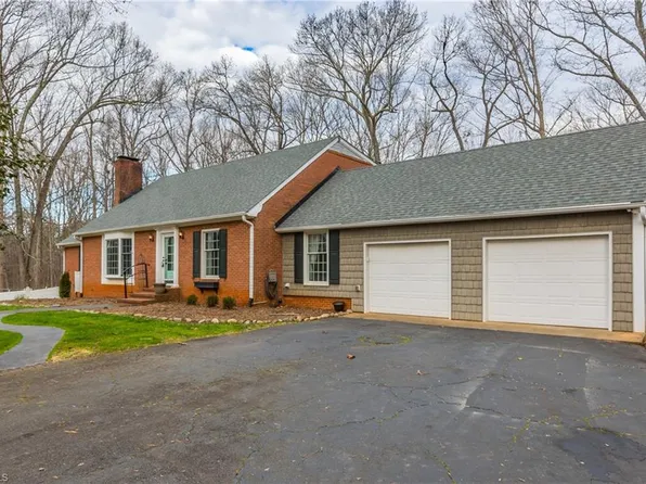 3505 Lakeview Dr, Pfafftown, NC 27040