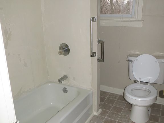5th image of 85 1/2 W Hollis St #1