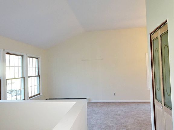 3rd image of 20 Hedge Row Ct