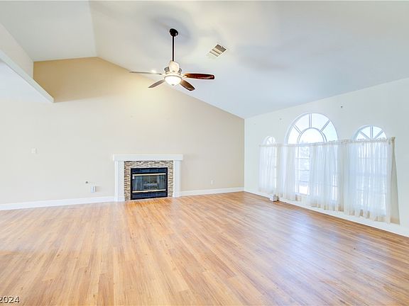 3rd image of 305 Oak Canyon Dr